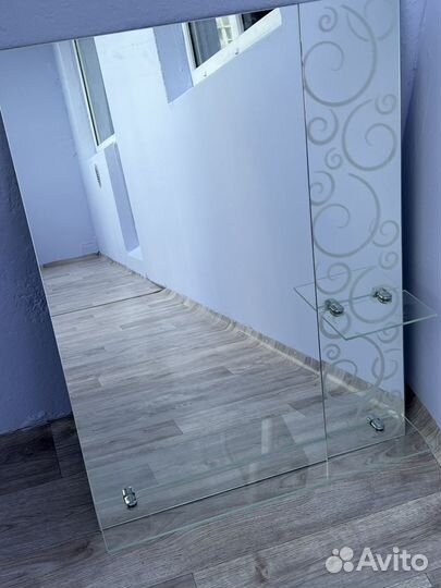 Зеркало с полочками