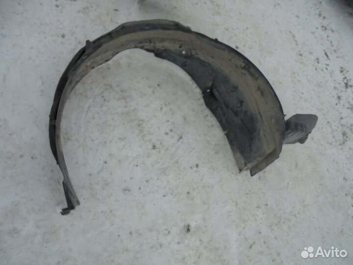 Подкрылок передний правый Toyota Avensis AZT251