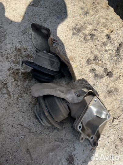 Опора двигателя A2512402617 передняя Mercedes-Benz