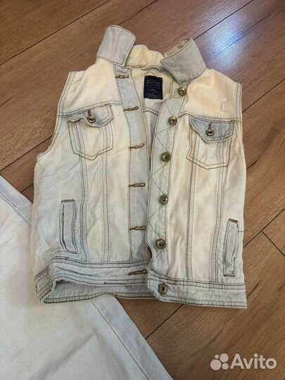 Джинсы и жилетка