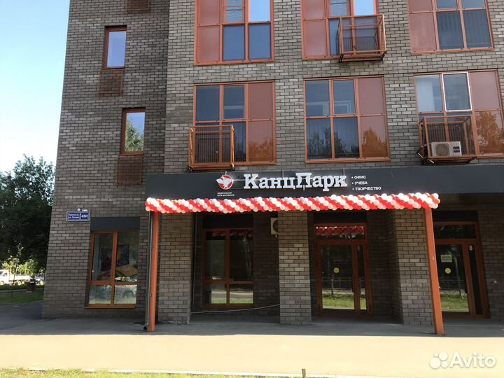 Продавец в магазин канцтоваров