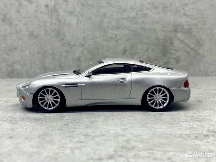 Коллекционная модель Aston Martin Vanquish 1:43