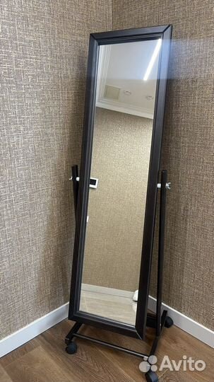 Зеркало напольное на колесах