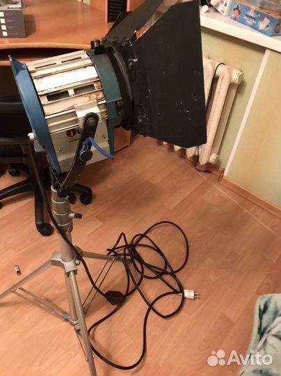 Видео Свет, 650w с линзой френеля на стойке