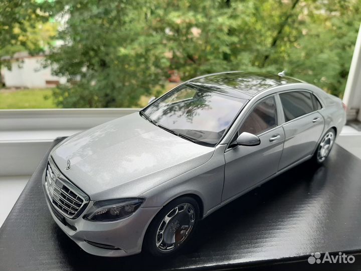 Модель автомобиля Mercedes Maybach 1/18 Autoart