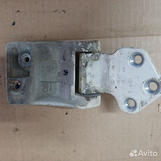 Петля двери VW T5