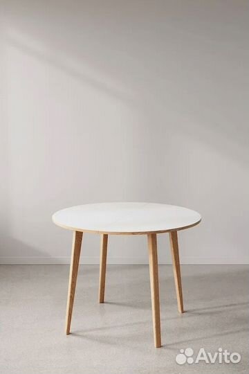 Круглый обеденный стол