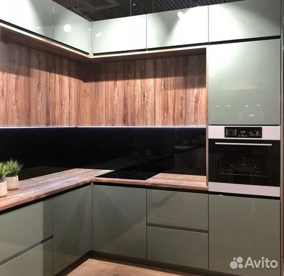 Угловая в потолок кухня на заказ