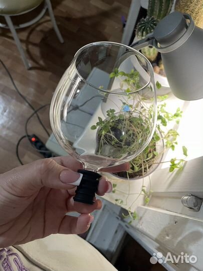 Бокал вставляющийся в бутылку вина