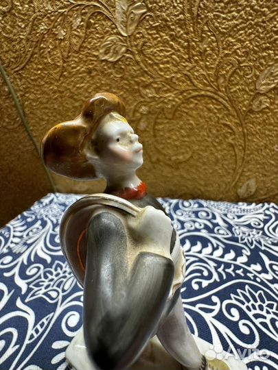 Фарфоровая статуэтка юный электрик