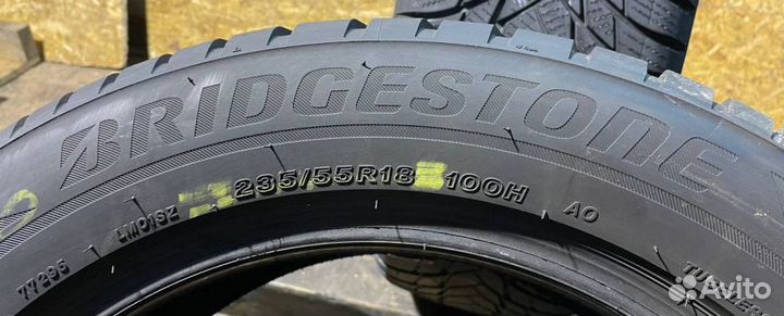 Bridgestone Blizzak LM-001 235/55 R18