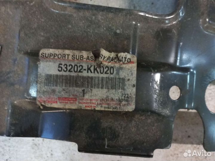 Супорт правый фары Toyota hilux 8 Toyota fortuner