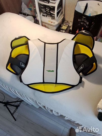 Нагрудник хоккейный новый