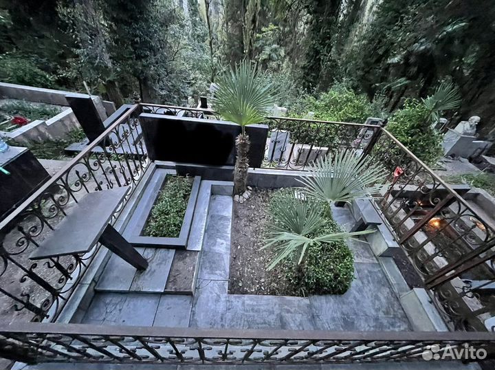 Уборка могил на кладбище