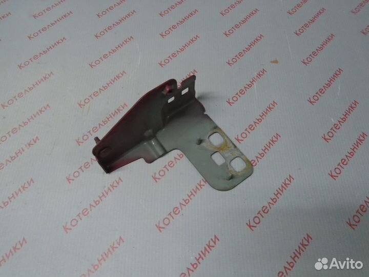 Nissan 62293-AU330 Кронштейн левый