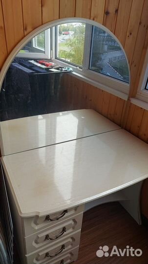 Трюмо с зеркалом