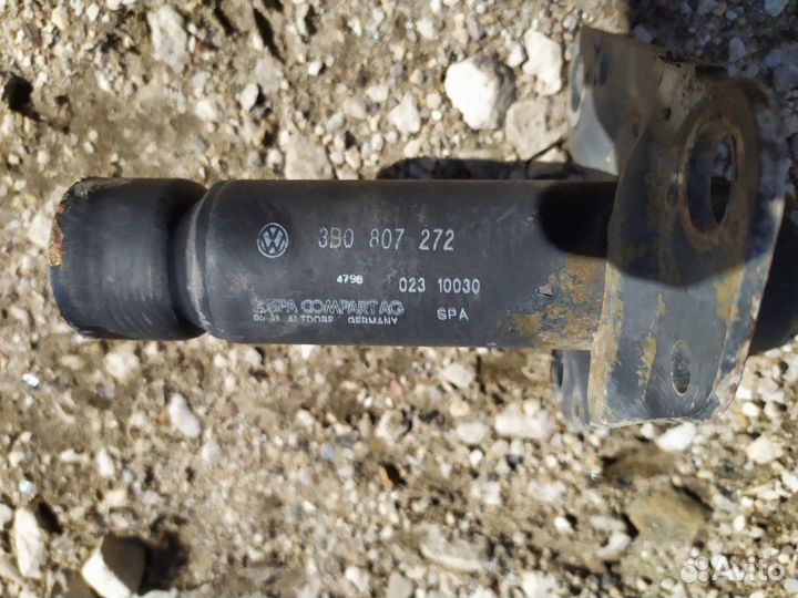 Кронштейн передний правый Volkswagen Passat B5+