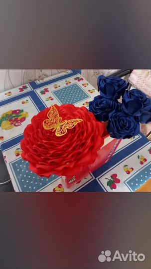 Композиция из шоколад и бабочка