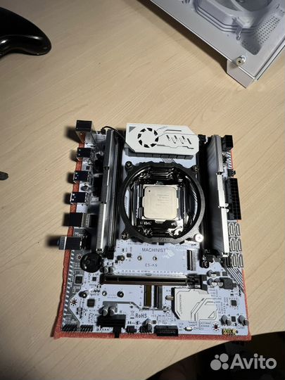 Материнская плата с процессором и памятью