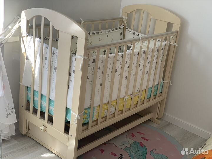 Детская кроватка с маятником