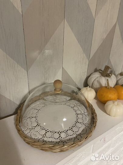 Клош стеклянный с плетенным подносом