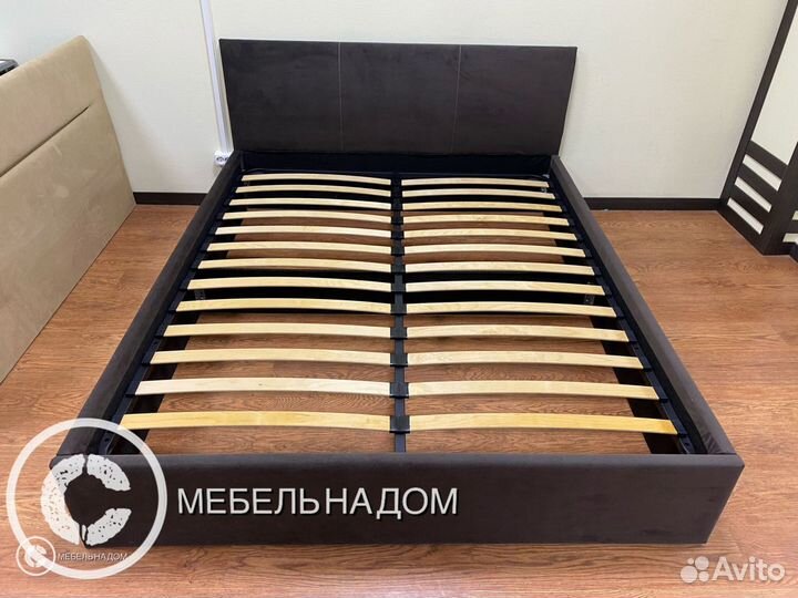 Кровать с мягким изголовьем