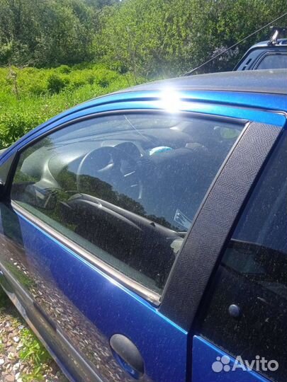 Стекло peugeot 206
