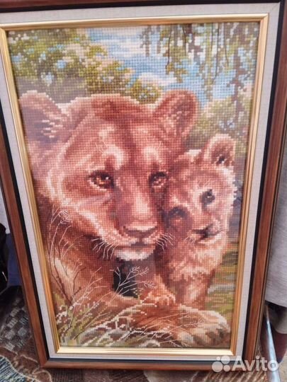 Несколько вышитых картин в рамке