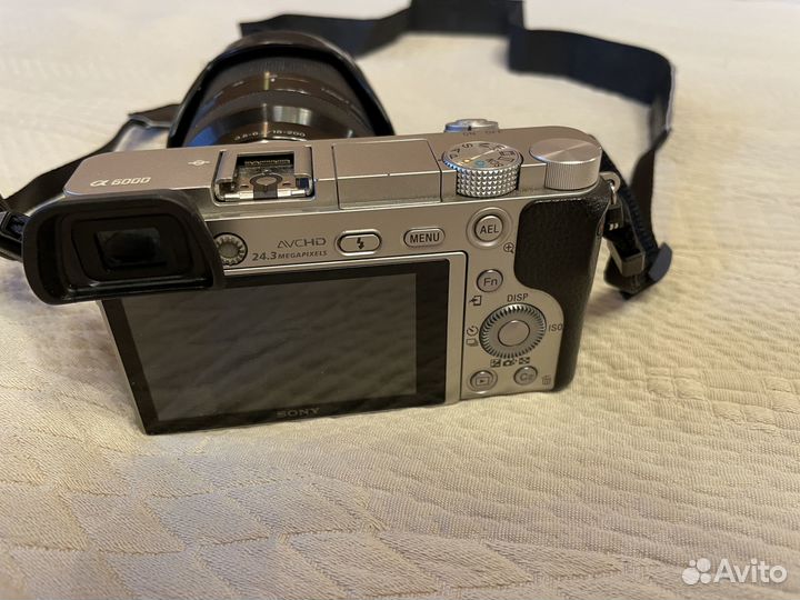 Sony alpha 6000 kit + SEL18200LE +зарядное + сумка