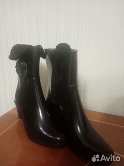 Женские резиновые сапоги на невысоком каблуке
