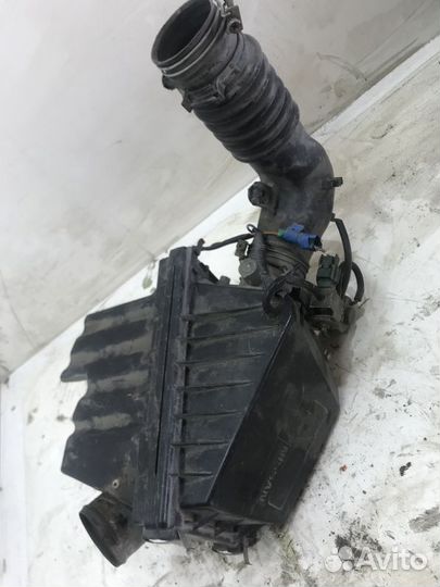 Корпус воздушного фильтра Nissan Bluebird