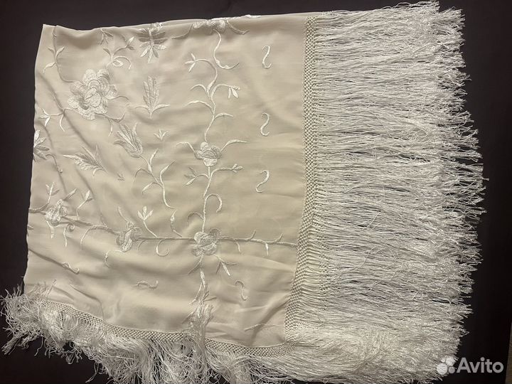 Платки шелковые вышитые ручной работы с бахромой
