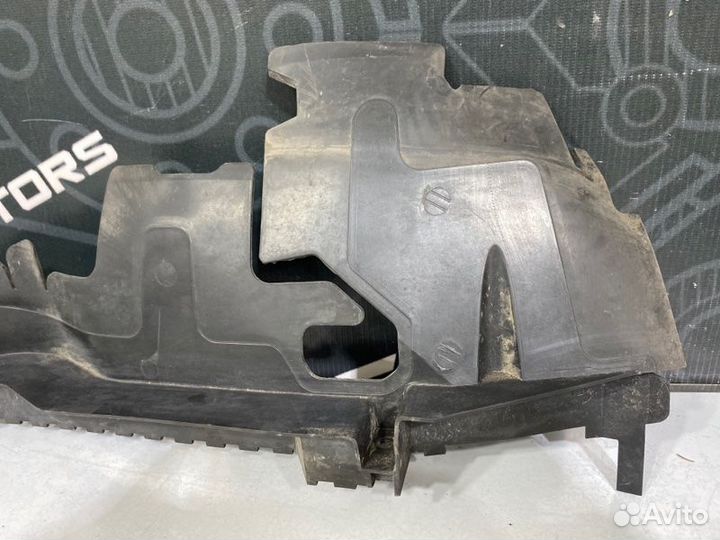 Воздуховод радиатора передний правый Audi A6