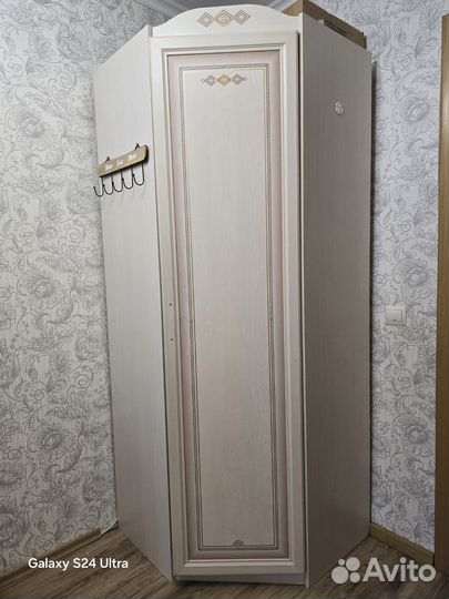 Угловой шкаф