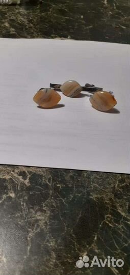 Набор запонки и зажим для галстука с янтарем