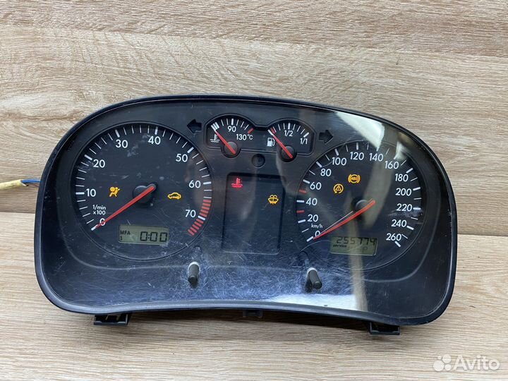 Панель приборов Volkswagen Golf 4 бензин 1121312
