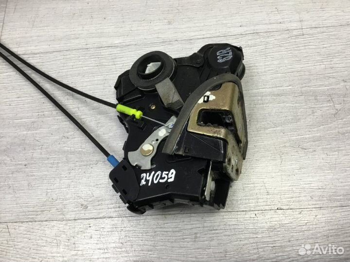 Замок двери передний правый Toyota Avensis 1.8