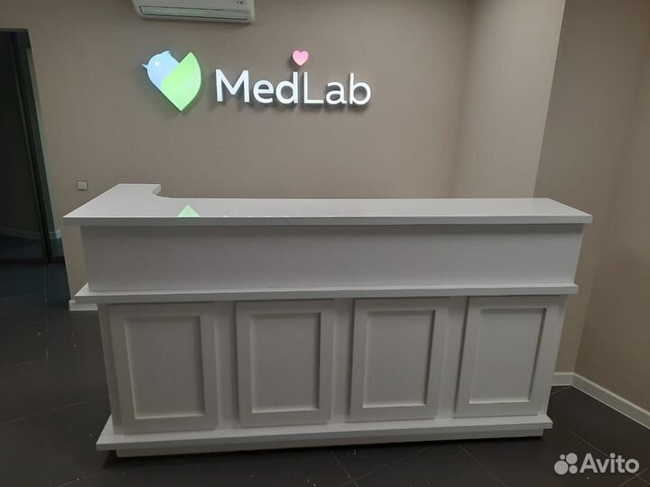 Стойка ресепшн