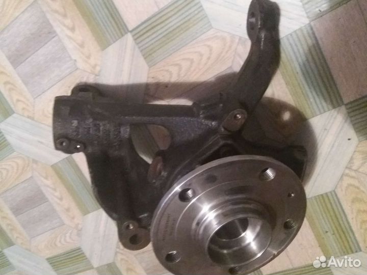 Повотный кулак на октавию а7 (левый)