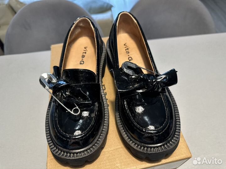 Туфли для девочки р.34 + кроссовки в подарок