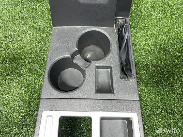 Центральная консоль (подлокотник) на Dodge Nitro K