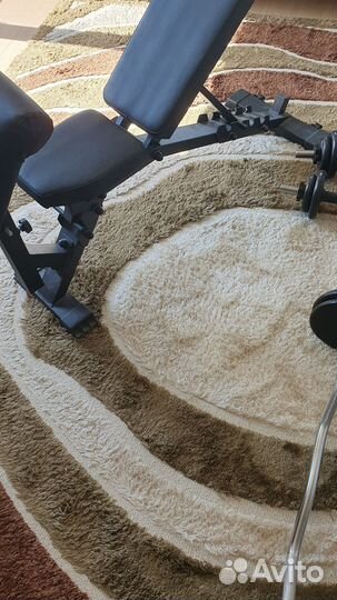 Атлетическая скамья с грифами и блинами