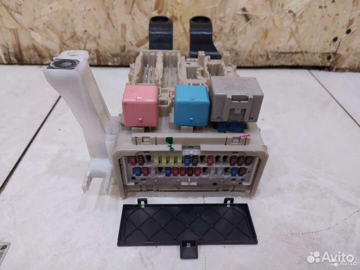 Блок предохронителей в салоне Toyota Corolla e150