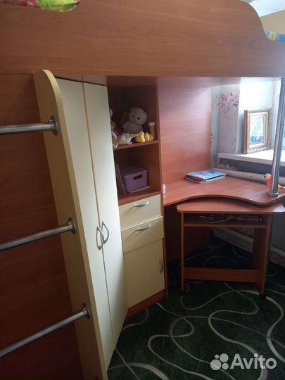 Детская кровать чердак со столом и шкафом