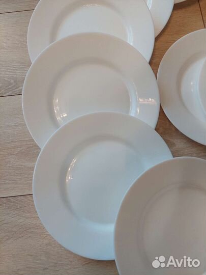 Набор столовой посуды из 16 больших тарелок
