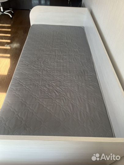 Кровать односпальная с ящиками и матрасом