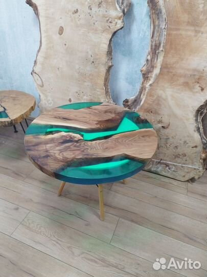 Стол из дерева и эпоксидной смолы