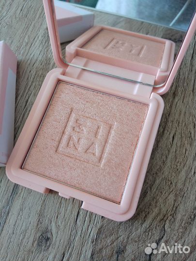 Пудровый хайлайтер Zina