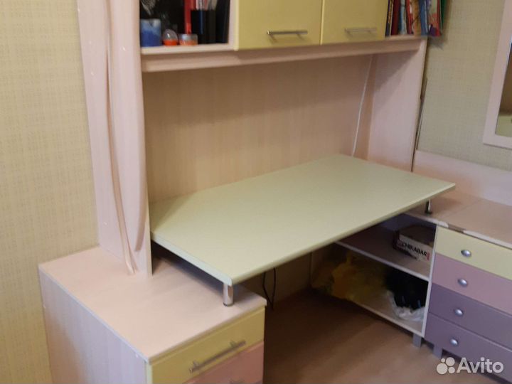 Уголок школьника стол со шкафчиками