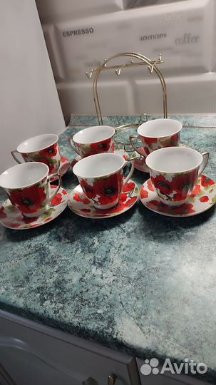 Кофейные чашки и блюдца